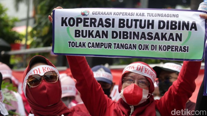 Koperasi Akan Diawasi OJK, Kemenkop UKM Digeruduk Massa Koperasi akan diawasi oleh OJK dalam RUU Pengembangan dan Penguatan Sektor Keuangan (PPSK). Massa menggeruduk Kemenkop UKM menolak rencana ini.