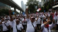 Massa tampak meneriakan yel-yel.