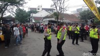 Polisi juga menutup sejumlah akses yang menuju ke Polsek Astana. Garis polisi di pasang di beberapa titik. (Foto: Sudirman Wamad/detikJabar)
