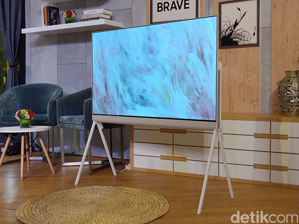 LG OLED Pose