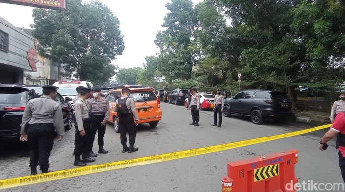 Lokasi kejadian dijaga ketat polisi.