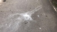 Bekas ledakan Rocket Parachute Flares meninggal bekas serbuk putih di atas aspal perumahan Pemda II, Batu Aji Kota Batam. (Dok. Polda Kepri)