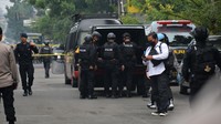 Penjagaan ketat tersebut akibat adanya ledakan bom bunuh diri di Kantor Polsek Astanaanyar, Kota Bandung. Garis polisi juga telah dipasang untuk mengamankan lokasi kejadian.
