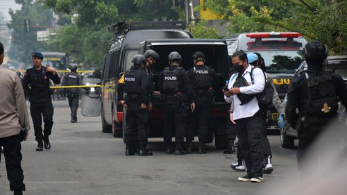 Anggota polisi berjaga di kawasan Astanaanyar, Bandung, Jawa Barat, Rabu (7/12/2022). Penjagaan ketat tersebut akibat adanya ledakan yang diduga bom bunuh diri di Kantor Polsek Astanaanyar, Kota Bandung. ANTARA FOTO/Raisan Al Farisi/agr/aww.