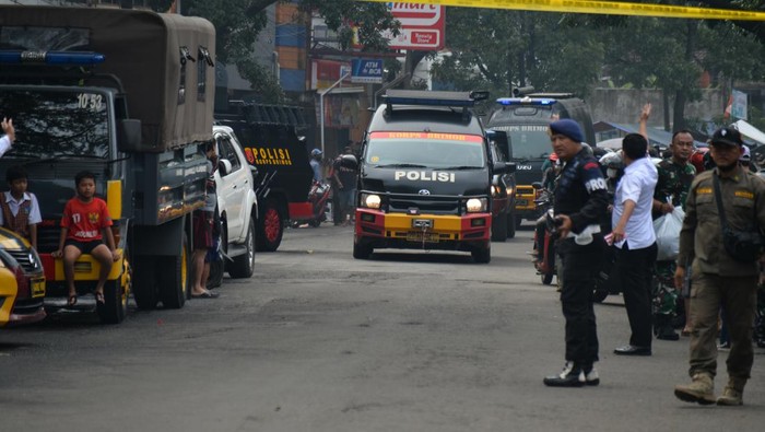 Anggota polisi berjaga di kawasan Astanaanyar, Bandung, Jawa Barat, Rabu (7/12/2022). Penjagaan ketat tersebut akibat adanya ledakan yang diduga bom bunuh diri di Kantor Polsek Astanaanyar, Kota Bandung. ANTARA FOTO/Raisan Al Farisi/agr/aww.