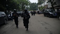 Kendati identitasnya belum diketahui, pelaku bom bunuh diri di Polsek Astana Anyar tersebut diduga seorang pria.  