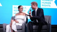 Tatapan penuh cinta Meghan Markle ke arah Pangeran Harry. Getty Images for 2022 Robert F. /Kevin Mazur