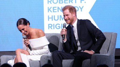Dipayungi Pangeran Harry, Meghan Markle Happy Banget