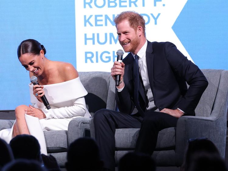 Dipayungi Pangeran Harry, Meghan Markle Happy Banget