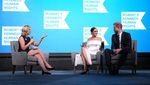 Dipayungi Pangeran Harry, Meghan Markle Happy Banget
