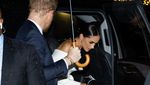 Dipayungi Pangeran Harry, Meghan Markle Happy Banget