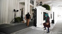 Saat ini tenda sudah dipasang di rumah Erina Gudono.