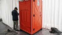 Beberapa toilet portable juga telah disiapkan di rumah calon istri Kaesang tersebut.