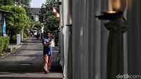 Seorang warga tampak mengabadikan persiapan pernikahan di kediaman Erina Gudono. Rencananya akad nikah Kaesang Pangarep dengan Erina Gudono akan dilakukan di Pendopo Agung Kedaton Ambarrukmo, Sleman, Sabtu (10/12/2022) mendatang. Sedangkan acara tasyakuran berlangsung di Puro Mangkunegaran, Solo, Minggu (11/12/2022).