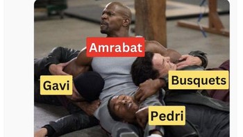 Aksi Amrabat saat lawan Spanyol. Foto: Twitter