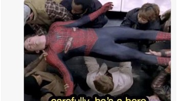 Bono ketika pulang kampung disambut bak superhero. Foto: Twitter