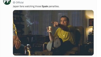 Saat Jepang melihat penalti Spanyol. Foto: Twitter
