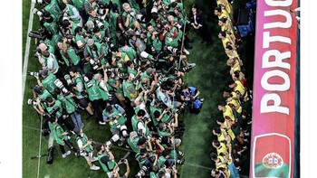 Apapun itu, Ronaldo terbukti masih terus menjadi pusat perhatian, bahkan di bangku cadangan. Foto: Twitter