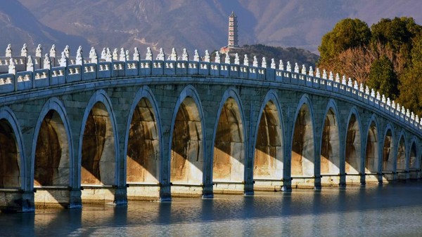 Dengan lengkungan terbesar di tengah jembatan yang diapit oleh enam belas lainnya, pengunjung dapat menghitung sembilan lengkungan dengan ukuran berbeda dari tengah hingga setiap ujung jembatan.