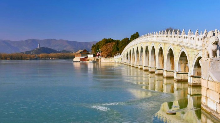 Menikmati Pemandangan Jembatan 17 Lengkung di Beijing China Jembatan Seventeen-Arch berada di Summer Palace, Beijing, China. Jembatan ini terlihat sepeti pelangi yang melengkung di atas air.