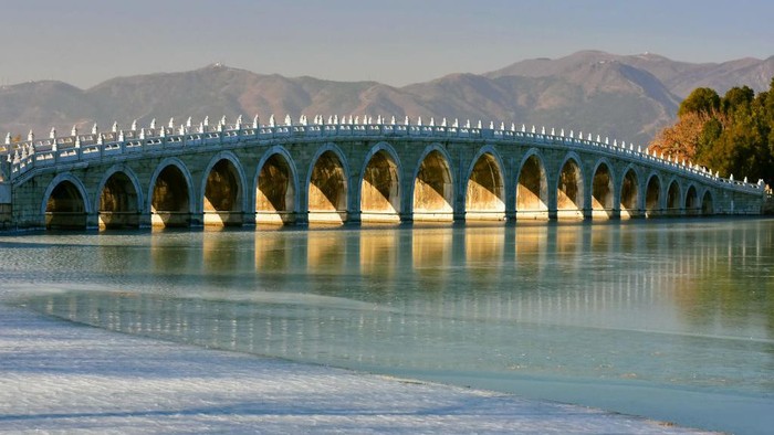 Jembatan Seventeen-Arch berada di Summer Palace, Beijing, China. Jembatan ini terlihat sepeti pelangi yang melengkung di atas air.