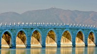 Cahaya matahari menyinari jembatan 17 lengkung, atau Seventeen Arch Bridge, di Summer Palace, Beijing, China, Selasa (6/12/2022).