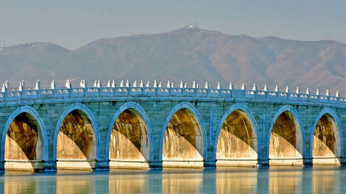 Jembatan Seventeen-Arch berada di Summer Palace, Beijing, China. Jembatan ini terlihat sepeti pelangi yang melengkung di atas air.