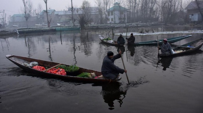 Meski Cuaca Berkabut, Pedagang di Pasar Terapung Ini Tetap Berjualan India sedang mengalami musim dingin. Para pedagang di pasar terapung di Srinagar tetap berdagang meski kondisi di kawasan tersebut sedang berkabut.