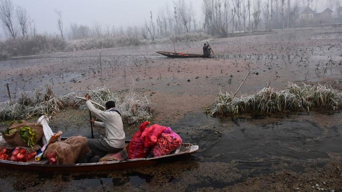 India sedang mengalami musim dingin. Para pedagang di pasar terapung di Srinagar tetap berdagang meski kondisi di kawasan tersebut sedang berkabut.
