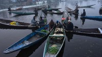 Sejumlah pedagang menjual sayuran di pasar sayuran terapung di pedalaman Danau Dal di Srinagar, Kashmir, India, Senin (5/12/2022).