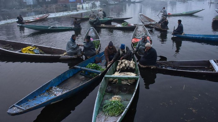 Potret Pedagang Pasar Terapung di India Tetap Berjualan Meski Berkabut