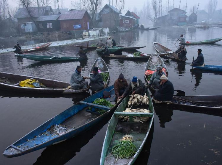 Potret Pedagang Pasar Terapung di India Tetap Berjualan Meski Berkabut