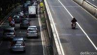 Selain menerobos JLNT, pengendara itu juga tidak memakai helm.