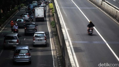 Nggak Ada Takutnya, Pemotor Makin Berani Terobos JLNT Casablanca