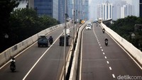 Harusnya Jalan Layang Non Tol (JLNT) Casablanca ini steril dari kendaraan roda dua atau motor.
