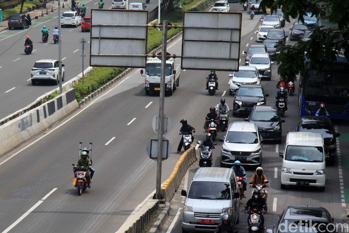 Para pemotor memacu kendaraan di jalan layang non tol Tanah Abang-Tebet, Jakarta, Rabu (7/12/2022). Jalan layang tersebut terlatang bagi kendaraan roda dua untuk melintas. Namun, para pemotor berani menerobos karena belum ada fasilitas tilang elektronik (ETLE) di ruas jalan tersebut. Satu pembonceng terlihat tidak mengenakan helm.