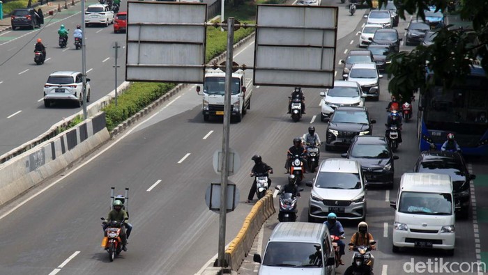 Minim e-TLE, Pemotor Makin Berani Terobos JLNT Para pemotor memacu kendaraan di jalan layang non tol Tanah Abang-Tebet, Jakarta, Rabu (7/12/2022). Jalan layang tersebut terlatang bagi kendaraan roda dua untuk melintas. Namun, para pemotor berani menerobos karena belum ada fasilitas tilang elektronik (ETLE) di ruas jalan tersebut. Satu pembonceng terlihat tidak mengenakan helm.