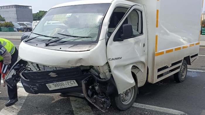 Mobil boks ringsek akibat kecelakaan di Km 22 Tol Dalam Kota.