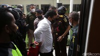 Ferdy Sambo dihadirkan di sidang lanjutan Bharada Richard Eliezer, Bripka Ricky Rizal, dan Kuat Maruf. Ferdy Sambo dihadirkan menjadi saksi untuk tiga terdakwa.