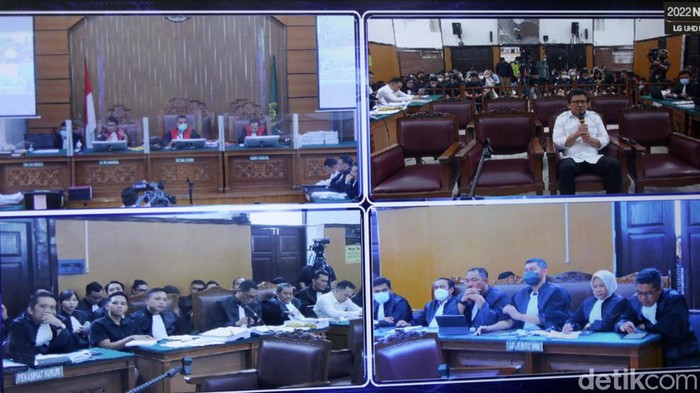 Ferdy Sambo bersaksi dalam sidang lanjutan Bharada Richard Eliezer, Bripka Ricky Rizal, dan Kuat Maruf. Begini momennya.