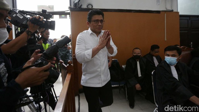 Momen Ferdy Sambo Bersaksi untuk Richard Eliezer, Bripka Ricky dan Kuat Ma'ruf Ferdy Sambo bersaksi dalam sidang lanjutan Bharada Richard Eliezer, Bripka Ricky Rizal, dan Kuat Ma'ruf. Begini momennya.
