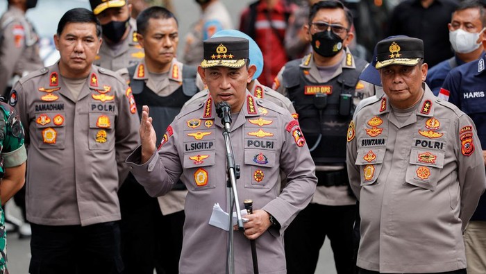 Indonesian National Police chief Listyo Sigit Prabowo addresses a news conference following a blast at a district police station, that according to authorities was a suspected suicide bombing, in Bandung, West Java province, Indonesia, December 7, 2022.  REUTERS/Willy Kurniawan