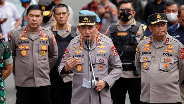 Momen Kapolri Ungkap Pelaku Bom Bunuh Diri Polsek Astana Anyar Indonesian National Police chief Listyo Sigit Prabowo addresses a news conference following a blast at a district police station, that according to authorities was a suspected suicide bombing, in Bandung, West Java province, Indonesia, December 7, 2022. REUTERS/Willy Kurniawan