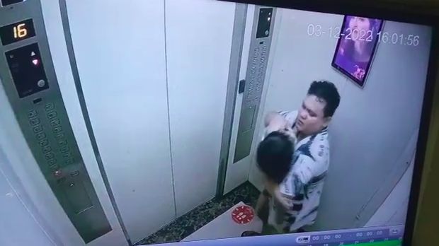 Momen pria sadis membawa balita Grace dalam kondisi terkulai usai dianiaya di apartemen di Jakarta Selatan, terekam CCTV.