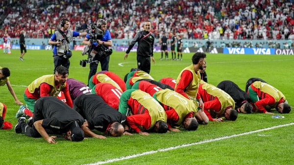 Momen Timnas Maroko Sujud Syukur Rayakan Kemenangan Atas Spanyol