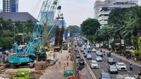 Pekerja tengah membangun tiang pancang.