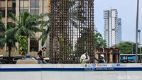 Para pekerja menyelesaikan proyek pembuatan MRT Fase 2A di Jl MH Thamrin, Jakarta Pusat, Rabu (7/12/2022).