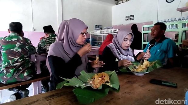 Nasi Pecel Pincuk Daun Jati yang legendaris di Lamongan selatan.