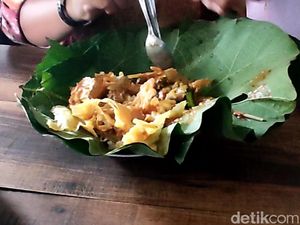 Mau Makan Siang di Lamongan, Cicipi Lezatnya Nasi Pecel Pincuk Daun Jati