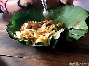 Mau Makan Siang di Lamongan, Cicipi Lezatnya Nasi Pecel Pincuk Daun Jati
